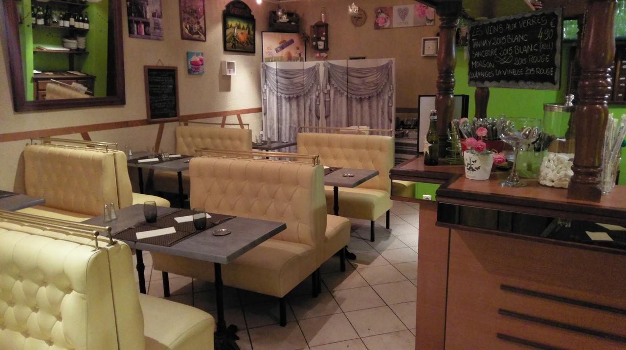 ホテル Logis De L'Europe Restaurant Le Cepage Corbigny エクステリア 写真